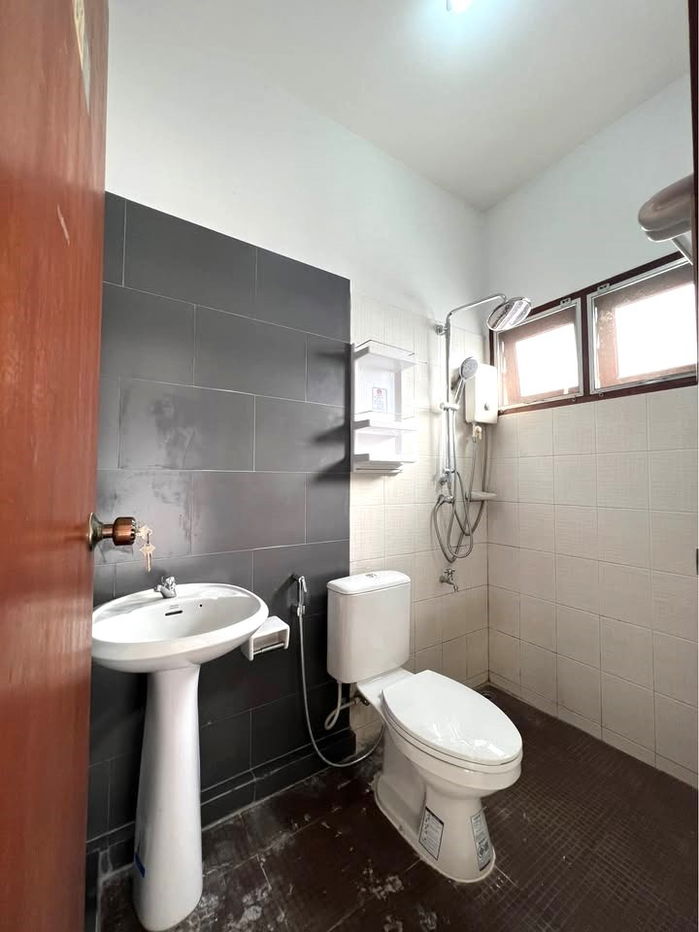 picture Three storey house for rent with 6 bedrooms,5 toilets and 1 kitchen. - 17/20