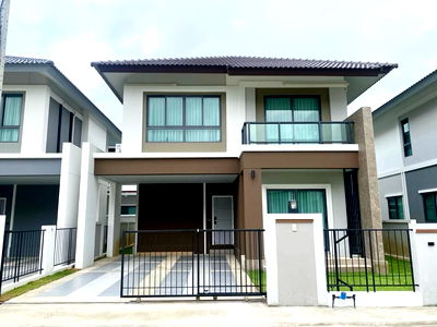 Houses for rent Saraphi Chiang Mai : Two storey house for rent with 3 bedrooms,3 toilets and 1 kitchen. 