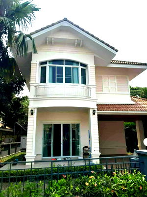 Houses for rent Macro Chiang Mai : Two storey house for rent with 3 bedrooms,2 toilets and 1 kitchen. 