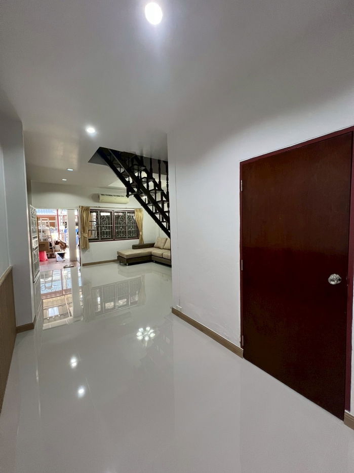 picture "Prime Location Alert: Newly renovated townhouse in Lak Si! Walking distance to BTS/MRT and 7-Eleven." - 11/22