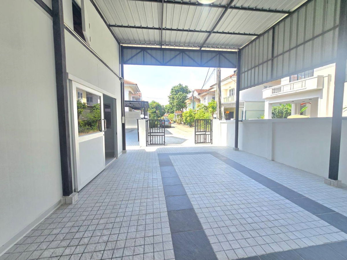 รูป บ้านเดี่ยว รีโนเวทใหม่ หลังมุม ทำเลดี เนื้อที่กว้างมากๆ หมู่บ้านบุรีรมย์ ถ.คู้บอน41 ซ.สุพรรณิการ์12 มีเฟอร์นิเจอร์ พร้อมอยู่ - รูปที่ 20/47