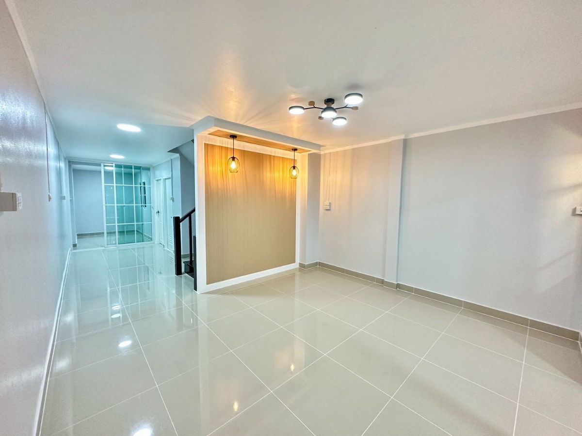 รูป ขายทาวน์เฮาส์ 2 ชั้น หมู่บ้านลุมพินี ตกแต่งใหม่ พร้อมอยู่ มีระเบียงหน้าบ้าน ต่อเติมห้องนอนชั้นล่าง บ้านโปร่ง ราคาเพียง 1,990,000 บาท ฟรีโอน - รูปที่ 4/17