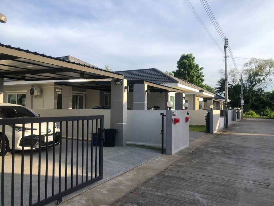 picture Single storey house for rent with 3 bedrooms,2 toilets and 1 kitchen.  - 12/13