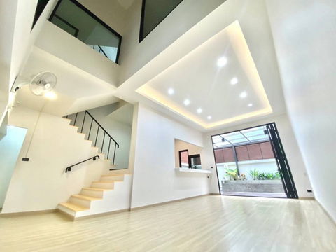 For sale: 4-story, 7-level home office, Lat Phrao 41, Soi 6-9, sold with tenant, guaranteed minimum yield of 5.4%.