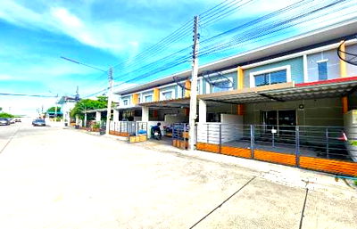 Townhouses for rent Chonburi : Townhome for rent HS041 with furniture. Hometown Village, 128 sq m, Ban Bueng, Chonburi, good location near Lotus, Big C, Makro, QMB.
