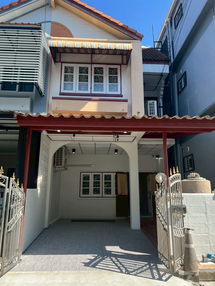 picture "Prime Location Alert: Newly renovated townhouse in Lak Si! Walking distance to BTS/MRT and 7-Eleven." - 3/22