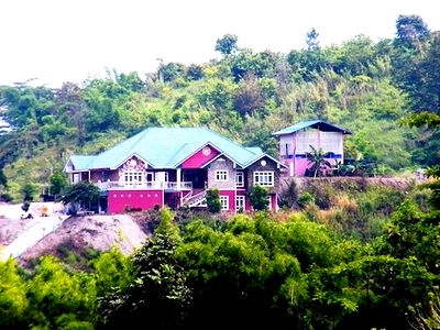 บ้านเดี่ยว เขาค้อ เพชรบูรณ์ : ขายบ้านพร้อมที่ดิน 7 ไร่ เนี้อที่ใช้สอย 700 ตร.ม. มี 4 ห้องนอน 6 ห้องน้ำ อยู่ตำบลแคมป์สน อำเภอเขาค้อ อยู่สูงกว่าระดับนำ้ทะเล 800 เมตร 