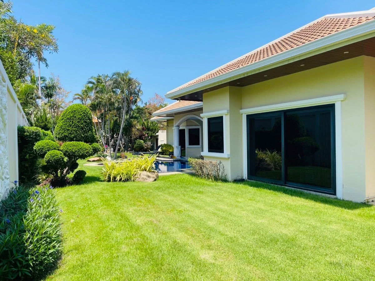 picture Luxury Pool Villa in a safe development near Jomtien Beach Pattaya, located within a short walking distance to the beach - 9/17