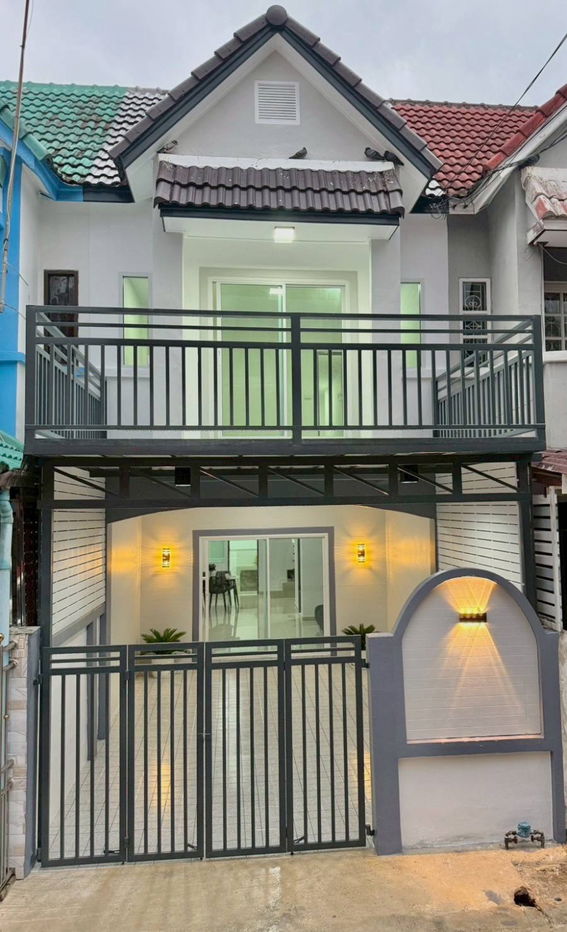 รูป ขายบ้านทาวน์เฮ้าส์ 2 ชั้น หมู่บ้านสวีทโฮมปาร์ค บางบัวทอง ตกแต่งครบพร้อมเฟอร์นิเจอร์ มีสระว่ายน้ำในโครงการ ราคาพิเศษเพียง 1.69 ล้านบาท ฟรีโอน - รูปที่ 2/18