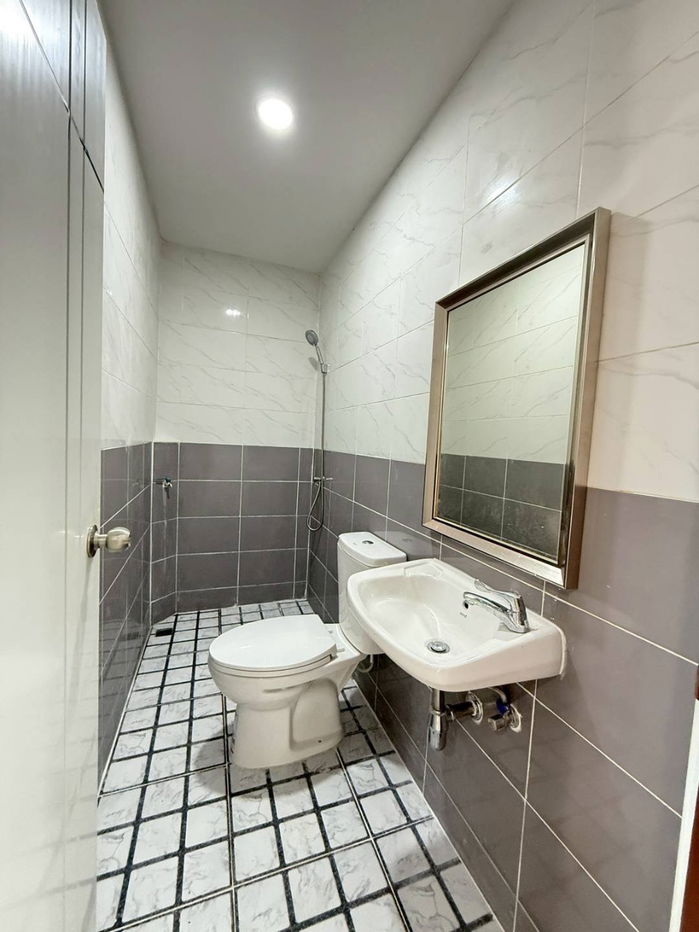 รูป ขายทาวน์เฮ้าส์ 2 ชั้น หมู่บ้านสุชา ถนน340 บางบัวทอง-สุพรรณบุรี ตกแต่งใหม่พร้อมอยู่ มีระเบียงด้านหน้า โครงการติดถนนใหญ่ ราคา 2,090,000 บาท ฟรีโอน - รูปที่ 7/19