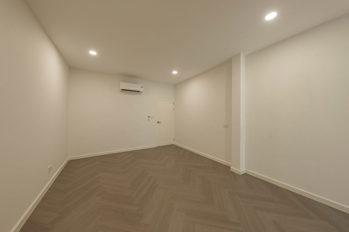 รูป S909 [ขาย] Modern French Classic Townhome 💰 ราคาเพียง 13.59 ล้านบาท 📍BTS พระโขนง และ BTS เอกมัย - รูปที่ 22/27