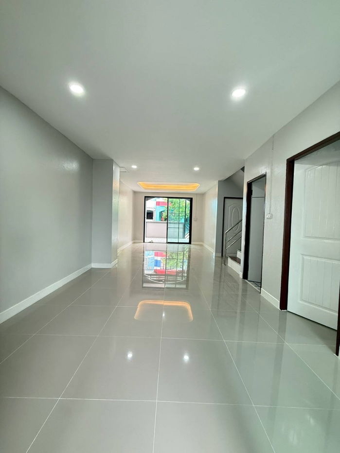 รูป ขายทาวน์เฮ้าส์ 2 ชั้น หมู่บ้านสุชา ถนน340 บางบัวทอง-สุพรรณบุรี ตกแต่งใหม่พร้อมอยู่ มีระเบียงด้านหน้า โครงการติดถนนใหญ่ ราคา 2,090,000 บาท ฟรีโอน - รูปที่ 5/19