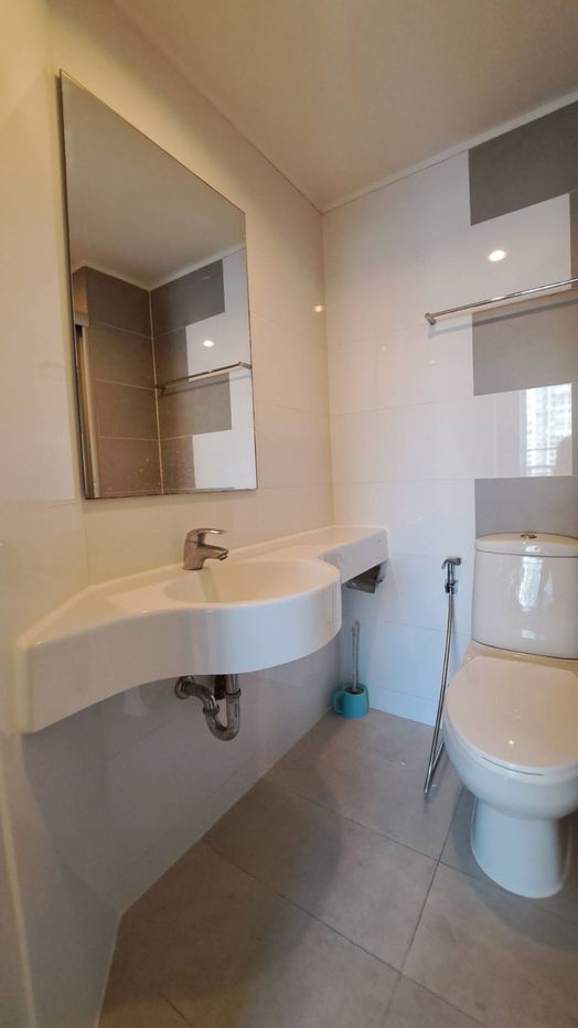 picture Condo for rent Lumpini Place Rama 4 – Kluaynamthai Price 12,000 Baht Size 29.50 Sqm.Bedroom 1 Floor 12 View City - 7/11