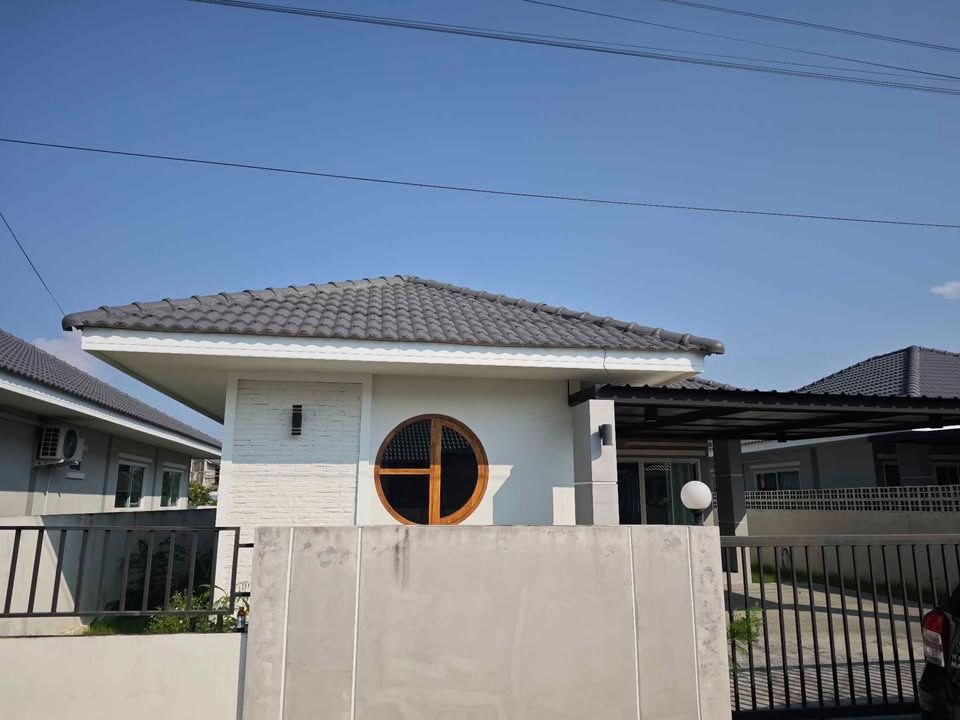 picture Single storey house for rent with 3 bedrooms,2 toilets and 1 kitchen.  - 1/13