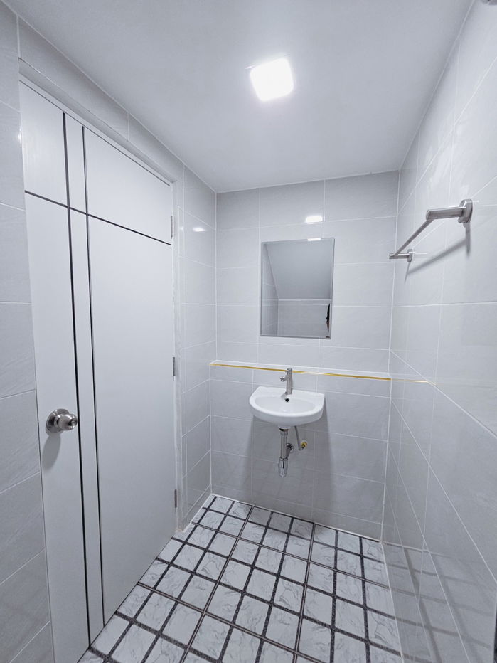 รูป ขายบ้าน หมู่บ้านมณีรินทร์ เลค แอนด์ พาร์ค ถนน 345 บางคูวัด โซนนันทนาการ์เด้น ทาวน์เฮาส์ 2 ชั้นครึ่ง บ้านเล่นระดับ  ราคาขายเพียง 1,890,000 บาท ฟรีโอน  - รูปที่ 10/20