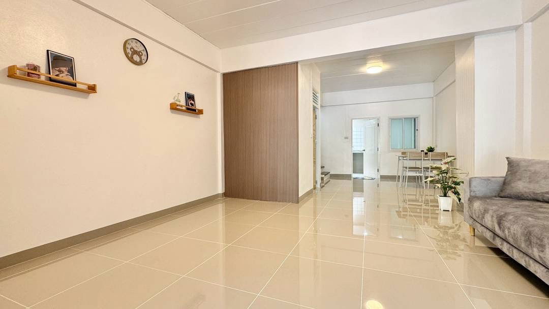 รูป ขายบ้านc ทำเลค้าขายได้ ทาวน์เฮ้าส์ 2 ชั้น ติดถนนเมน รีโนเวทใหม่ พร้อมอยู่ เหมาะทั้งอยู่อาศัยและค้าขาย 💰 ราคาเพียง 1.45 ล้านบาท ฟรีโอน - รูปที่ 8/19