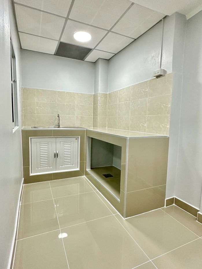 รูป ขายทาวน์เฮาส์ 2 ชั้น หมู่บ้านลุมพินี ตกแต่งใหม่ พร้อมอยู่ มีระเบียงหน้าบ้าน ต่อเติมห้องนอนชั้นล่าง บ้านโปร่ง ราคาเพียง 1,990,000 บาท ฟรีโอน - รูปที่ 7/17