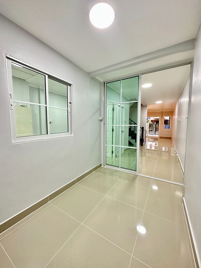 รูป ขายทาวน์เฮาส์ 2 ชั้น หมู่บ้านลุมพินี ตกแต่งใหม่ พร้อมอยู่ มีระเบียงหน้าบ้าน ต่อเติมห้องนอนชั้นล่าง บ้านโปร่ง ราคาเพียง 1,990,000 บาท ฟรีโอน - รูปที่ 10/17