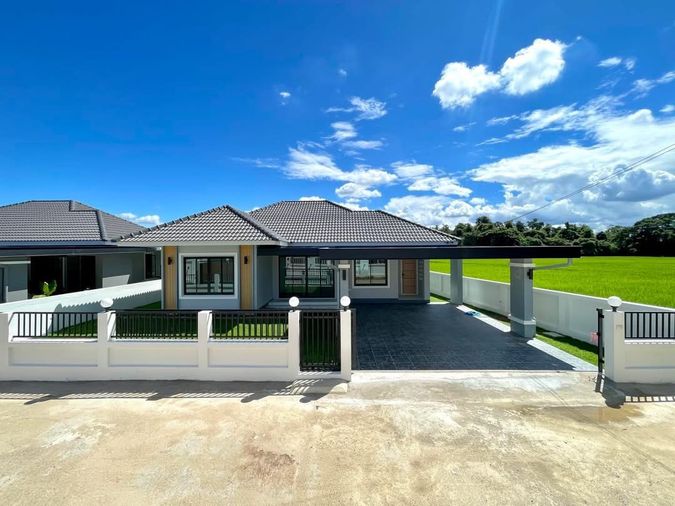 ขายบ้านเดี่ยวชั้นเดียว  3 ห้องนอน  2 ห้องน้ำ  1 ห้องครัว  2 ที่จอดรถ