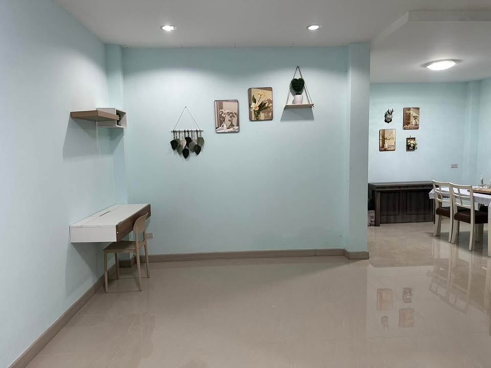 picture  Two storey house for rent with 3 bedrooms,2 toilets and 1 kitchen.  - 3/16