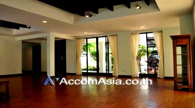 เช่าบ้านเดี่ยว เขตวัฒนา : 🔼🔽 AccomA 📩 Family-friendly home with pool, mini field, and light-filled space (13002120)
