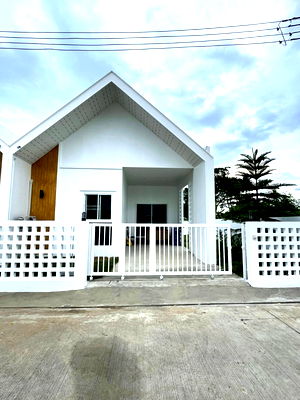 Houses for rent San Kamphang Post Office : Single storey house for rent with 2 bedrooms,2 toilets and 1 kitchen. 