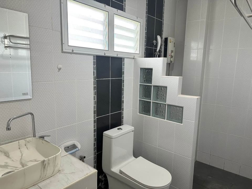 picture  Two storey house for rent with 3 bedrooms,2 toilets and 1 kitchen.  - 9/16