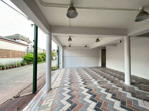 🏡🏢 Lease! 2-Story Home Office / Detached House Chokchai 4 500 sqm Usable Area Newly Renovated! 4+1 Bedrooms Parking for 3-8 Cars 🚗 45,000 THB/Month