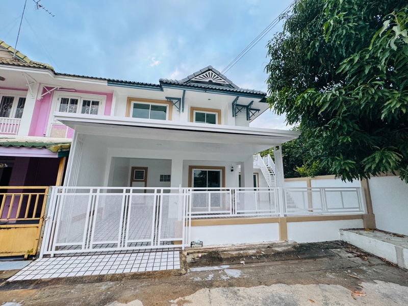 ขายทาวน์โฮม : ขายทาวน์เฮ้าส์ 2 ชั้น หลังริม มีระเบียงด้านข้าง พฤกษา18/1 ซอยแก้วอินทร์ บางใหญ่ ตกแต่งใหม่พร้อมอยู่ รับลม ชมบรรยากาศ ราคาเพียง 2,890,000 บาท ฟรีโอน