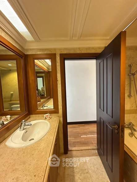 Condos for sale : 3-BR Condo at All Seasons Mansion Condominium near BTS Phloen Chit (ID 2449441)