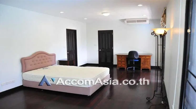 picture 🔼🔽 AccomA 📩 Family-friendly home with pool, mini field, and light-filled space (13002120) - 10/17