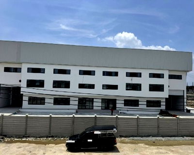 เช่าโรงงาน นิคมอุตสาหกรรมบางพลี :  ให้เช่าโกดัง พร้อมสำนักงาน 3 ชั้น สร้างใหม่ / พื้นที่ใช้สอยรวม 2740 ตารางเมตร / ทำเล บางปลา บางพลี ตำหรุ / อยู่ในโครงการสุวรรณบุตร 