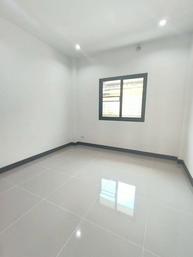 รูป บ้านเดี่ยวชั้นเดียว กว้างมาก ตกแต่งใหม่ทั้งหลัง หมู่บ้าน ซื่อตรง ถนนสุวินทวงศ์ 29 แขวงลำผักชี เขตหนองจอก พร้อมเฟอร์ฯ - รูปที่ 19/21