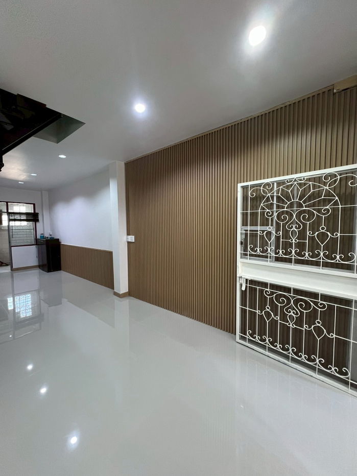 picture "Prime Location Alert: Newly renovated townhouse in Lak Si! Walking distance to BTS/MRT and 7-Eleven." - 10/22