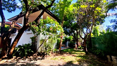 Houses for rent Vajiravudh College : 🏡🌳 🔥 !Detached House in the Heart of Phaya Thai (Soi Ari/Sailom) 237 sq.wa, 800 sqm with Private Swimming Pool 🏊 Near BTS Ari