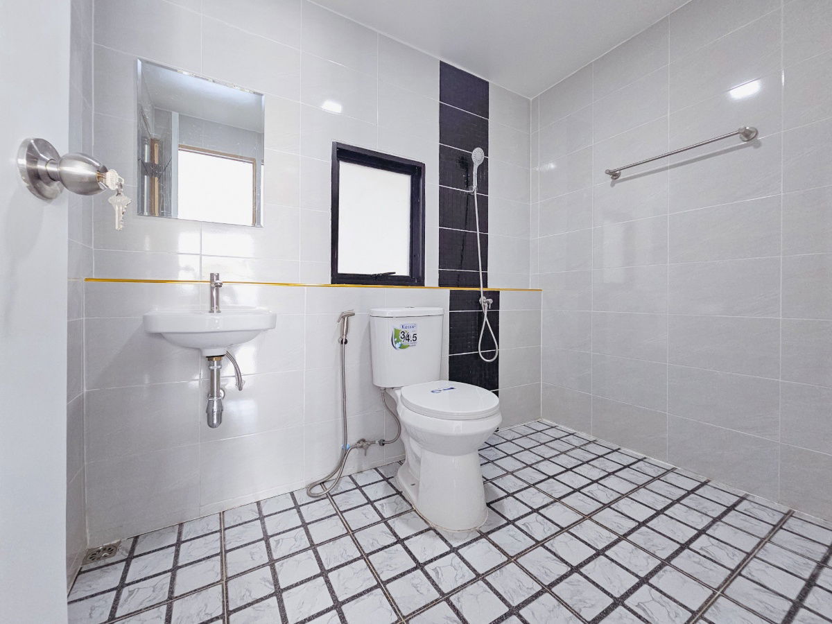 รูป ขายบ้าน หมู่บ้านมณีรินทร์ เลค แอนด์ พาร์ค ถนน 345 บางคูวัด โซนนันทนาการ์เด้น ทาวน์เฮาส์ 2 ชั้นครึ่ง บ้านเล่นระดับ  ราคาขายเพียง 1,890,000 บาท ฟรีโอน  - รูปที่ 19/20