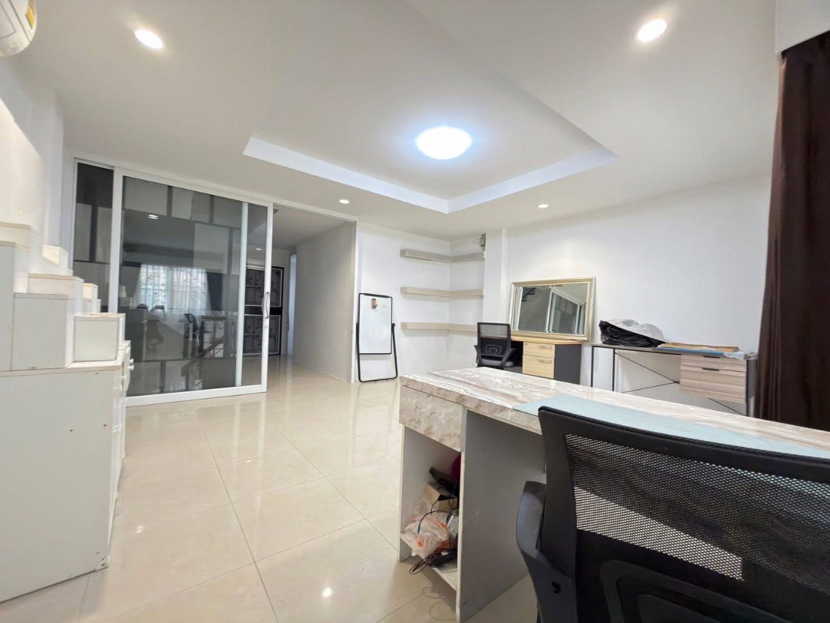 รูป ให้เช่าทาวน์โฮม หมู่บ้านซิตี้พาร์ค พัฒนาการ 38 ทาวน์โฮม 4 ชั้น พื้นที่ใช้สอย 180 ตร.ม. เฟอร์นิเจอร์ครบ พร้อมเข้าอยู่ - รูปที่ 3/20