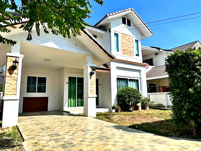 Houses for rent San Kamphang Post Office :  Two storey house for rent with 3 bedrooms,2 toilets and 1 kitchen. 