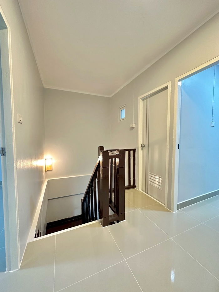 รูป ขายทาวน์เฮาส์ 2 ชั้น หมู่บ้านลุมพินี ตกแต่งใหม่ พร้อมอยู่ มีระเบียงหน้าบ้าน ต่อเติมห้องนอนชั้นล่าง บ้านโปร่ง ราคาเพียง 1,990,000 บาท ฟรีโอน - รูปที่ 11/17