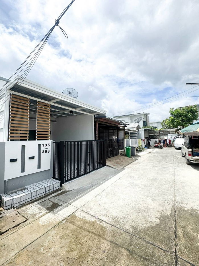 รูป ขายทาวน์เฮ้าส์ชั้นเดียว หมู่บ้านพิมลราช1 ถนนบ้านกล้วย-ไทรน้อย บางบัวทอง ตกแต่งใหม่พร้อมอยู่ 3 ห้องนอน 2 ห้องน้ำ ราคาเพียง 1,290,000 บาท ฟรีโอน - รูปที่ 2/18