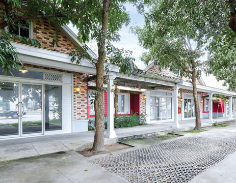 Retails space for Rent at iPLACE Business Park, Laem Chabang Located in a prime area near major industrial zones, Laem Chabang Deep Sea Port