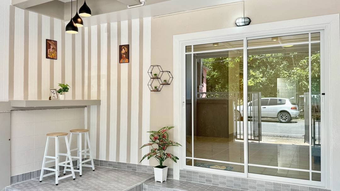 รูป ขายบ้านc ทำเลค้าขายได้ ทาวน์เฮ้าส์ 2 ชั้น ติดถนนเมน รีโนเวทใหม่ พร้อมอยู่ เหมาะทั้งอยู่อาศัยและค้าขาย 💰 ราคาเพียง 1.45 ล้านบาท ฟรีโอน - รูปที่ 2/19