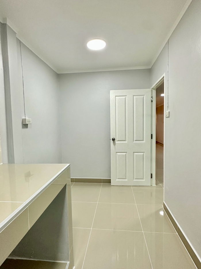 รูป ขายทาวน์เฮาส์ 2 ชั้น หมู่บ้านลุมพินี ตกแต่งใหม่ พร้อมอยู่ มีระเบียงหน้าบ้าน ต่อเติมห้องนอนชั้นล่าง บ้านโปร่ง ราคาเพียง 1,990,000 บาท ฟรีโอน - รูปที่ 8/17