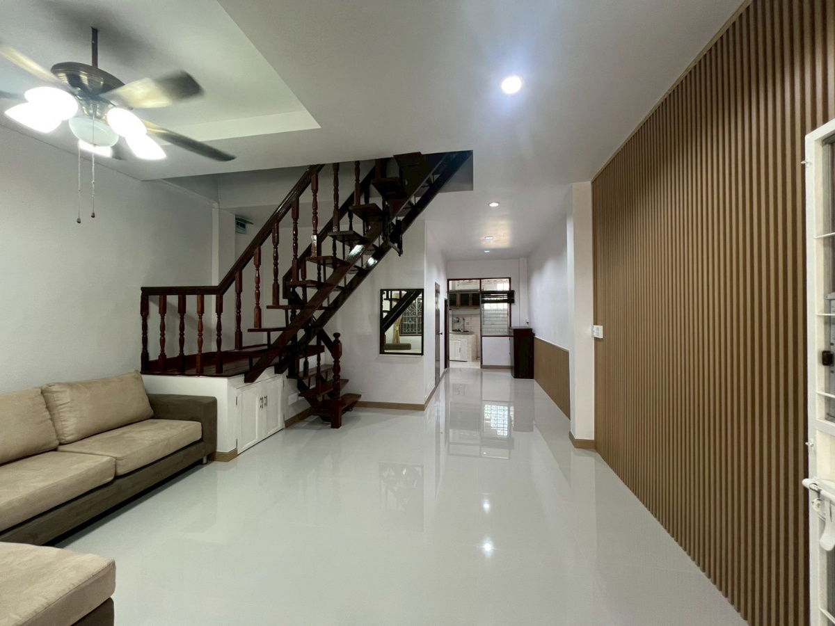 picture "Prime Location Alert: Newly renovated townhouse in Lak Si! Walking distance to BTS/MRT and 7-Eleven." - 9/22