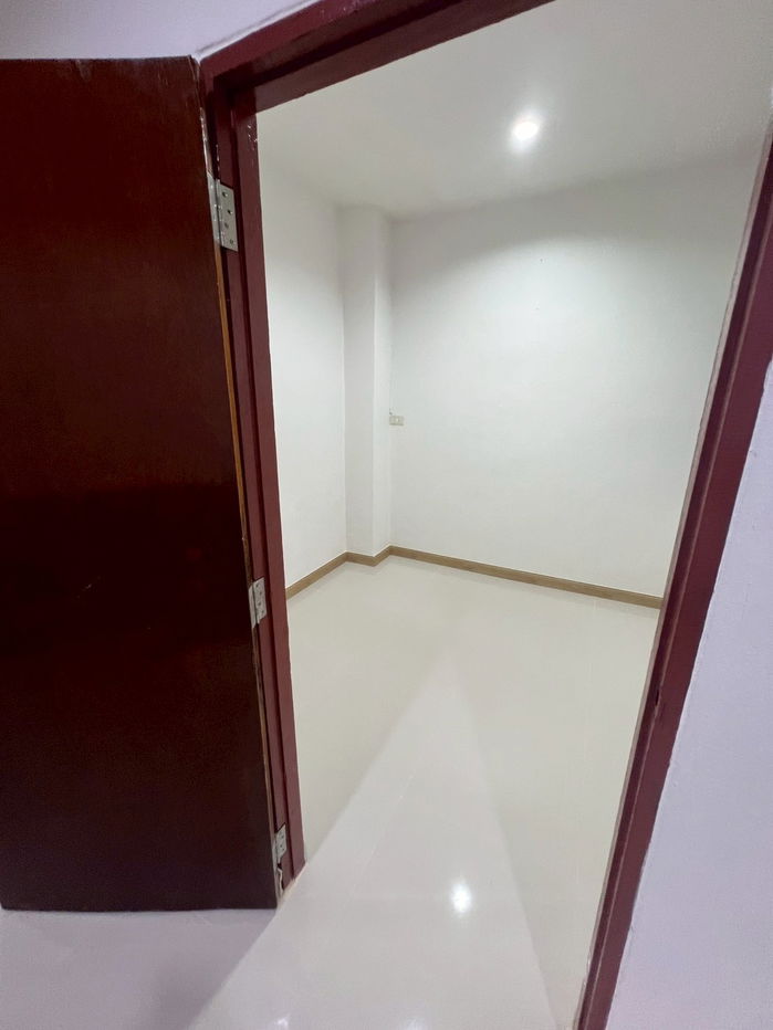 picture "Prime Location Alert: Newly renovated townhouse in Lak Si! Walking distance to BTS/MRT and 7-Eleven." - 20/22