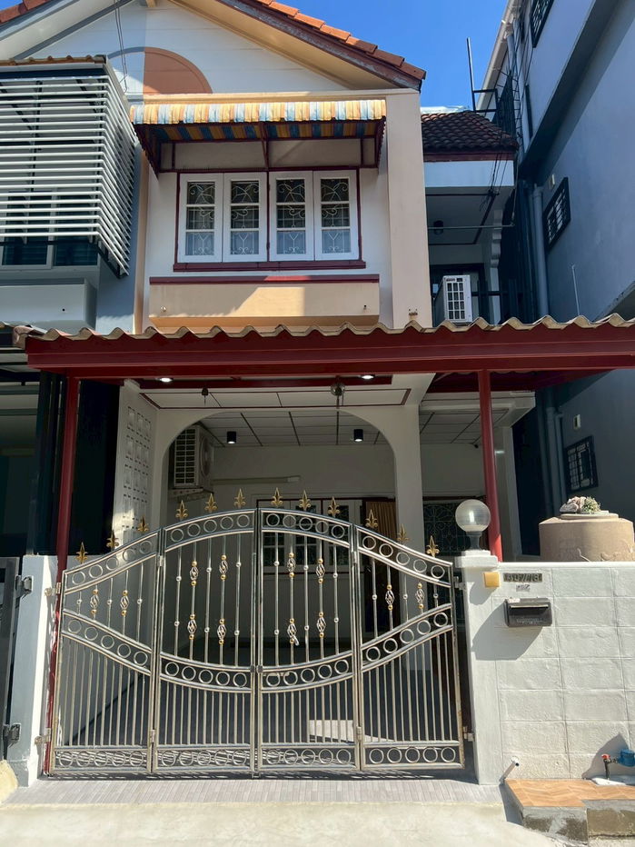 picture "Prime Location Alert: Newly renovated townhouse in Lak Si! Walking distance to BTS/MRT and 7-Eleven." - 2/22