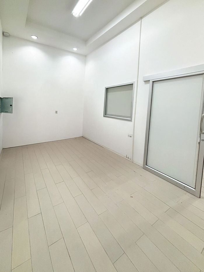 picture Retails space for Rent at iPLACE Business Park, Laem Chabang Located in a prime area near major industrial zones, Laem Chabang Deep Sea Port - 5/34