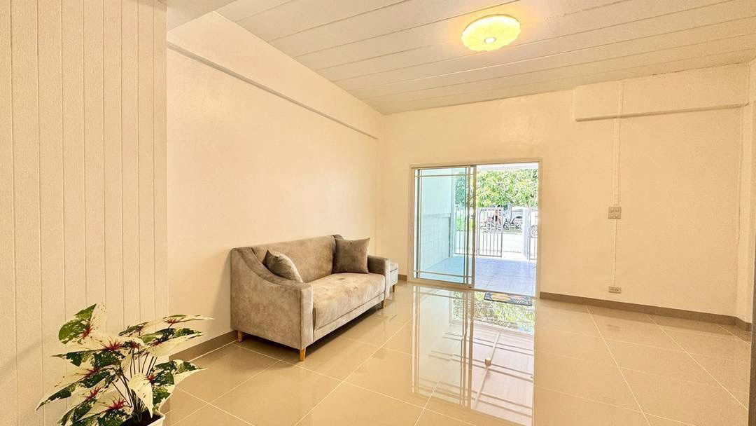 รูป ขายบ้านc ทำเลค้าขายได้ ทาวน์เฮ้าส์ 2 ชั้น ติดถนนเมน รีโนเวทใหม่ พร้อมอยู่ เหมาะทั้งอยู่อาศัยและค้าขาย 💰 ราคาเพียง 1.45 ล้านบาท ฟรีโอน - รูปที่ 10/19