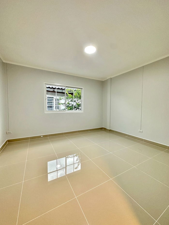 รูป ขายทาวน์เฮาส์ 2 ชั้น หมู่บ้านลุมพินี ตกแต่งใหม่ พร้อมอยู่ มีระเบียงหน้าบ้าน ต่อเติมห้องนอนชั้นล่าง บ้านโปร่ง ราคาเพียง 1,990,000 บาท ฟรีโอน - รูปที่ 13/17