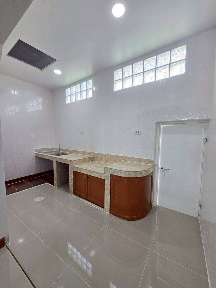 รูป ขายทาวน์เฮาส์ 2 ชั้น ถนนเมน ค้าขายได้ หมู่บ้านศรีประจักษ์4 หน้าบ้าน-หลังบ้านไม่ชนใคร ราคาเพียง 1,490,000 บาท ฟรีโอน - รูปที่ 9/19